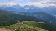 Im Vordergrund: die Bonner Hütte, im Hintergrund: die Drei Zinnen