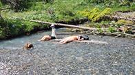 Abkühlung im Fluss: Emma und Niamh - Val Ferret