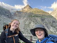Emma und Lexi: Gut gelaunt und"ready to go" um 7:15 Uhr am Morgen!