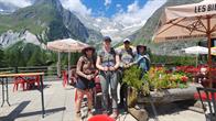Mittagspause in La Fouly: Hannah, Helen, Matt, Lexi