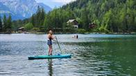 Natalie hat ein Paddleboard geliehen