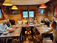 Abendessen: v.l.n.r.: John, Drea, Harald, Cathy, Niamh, Emma, Hannah, Natalie, Lexi, Matt, Helen