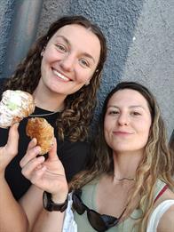 Hannah und Lexi genießen die Bäckereien